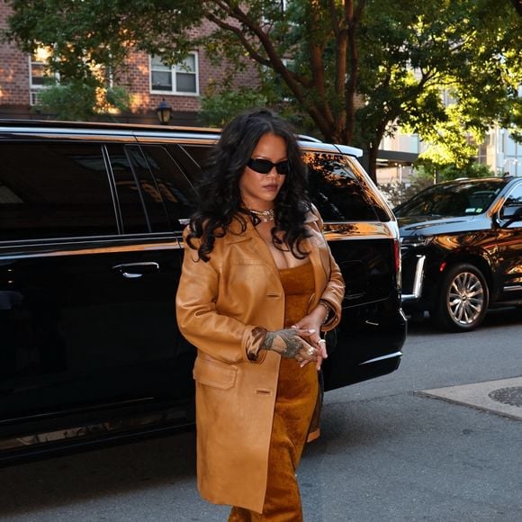 EXCLUSIF New York, NY Rihanna et ASAP Rocky arrivent à l'hôtel Greenwich pour dîner après que le rappeur ait reçu le prix du cinéaste de l'année au festival du film de Tribeca. 

Backgrid USA / Bestimage