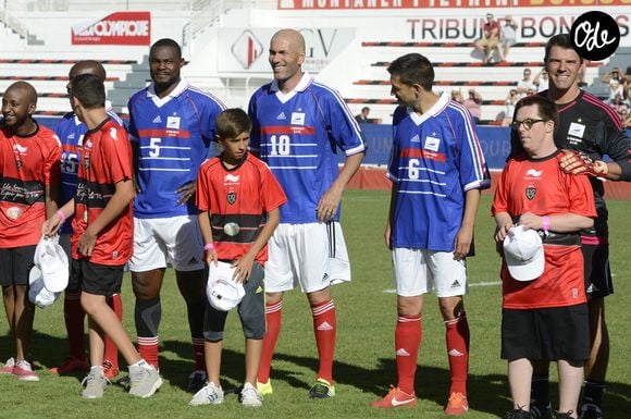 Zinedine Zidane et Eric Carrière - Match amical de football entre le RC Toulon et l'équipe de France 98 au stade Mayol à Toulon, au profit de l'association de Pascal Olmeta " Un sourire, un espoir pour la vie". Une mi-temps était dédiée au rugby et l'autre au football. Le 28 juillet 2015