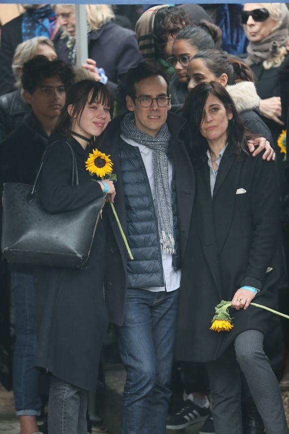Kên Higelin et sa fille Kim lors des obsèques de Jacques Higelin au cimetière du Père Lachaise à Paris le 12 avril 2018.

Bestimage