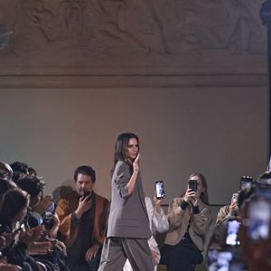 La mode continue parallèlement de séduire grâce à ses robes, ses pièces de tailoring et ses accessoires emblématiques. 

Victoria Beckham sur le podium lors du défilé Victoria Beckham, dans le cadre de la Fashion Week de Paris (collections Printemps/Été 2026), au Val-de-Grâce, le 3 octobre 2025 à Paris, en France. © Bestimage