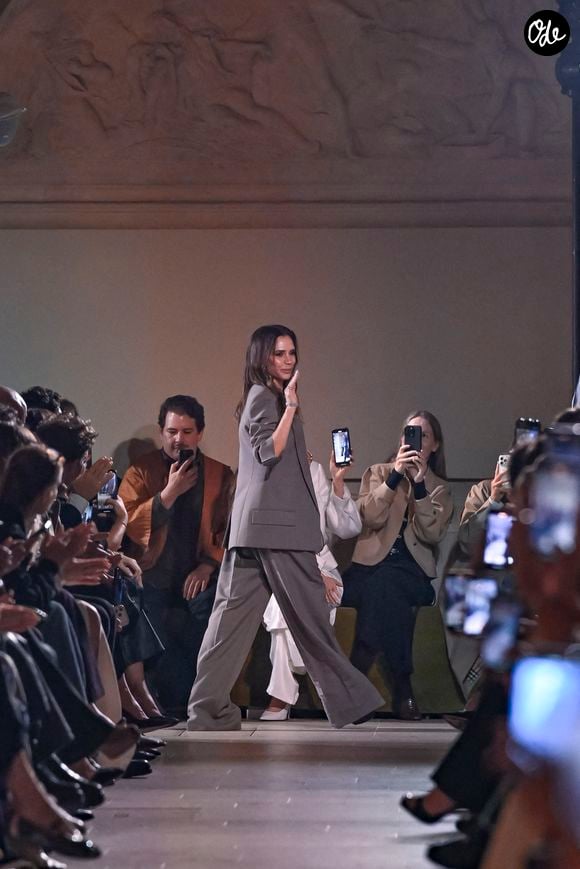La mode continue parallèlement de séduire grâce à ses robes, ses pièces de tailoring et ses accessoires emblématiques. 

Victoria Beckham sur le podium lors du défilé Victoria Beckham, dans le cadre de la Fashion Week de Paris (collections Printemps/Été 2026), au Val-de-Grâce, le 3 octobre 2025 à Paris, en France. © Bestimage