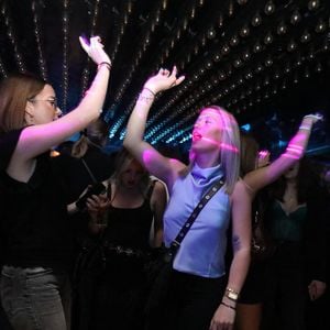 Jean Roch a reçu ses amis pour fêter la fermeture de son célèbre club privé, "VIP Room" à Saint-Tropez, après 29 ans d'existence, le 5 avril 2026. Après un dernier week-end de fête, du 3 au 5 avril 2026, le célèbre établissement sera remplacé par le "Lilly's Club".
© Franz Chavaroche / Bestimage