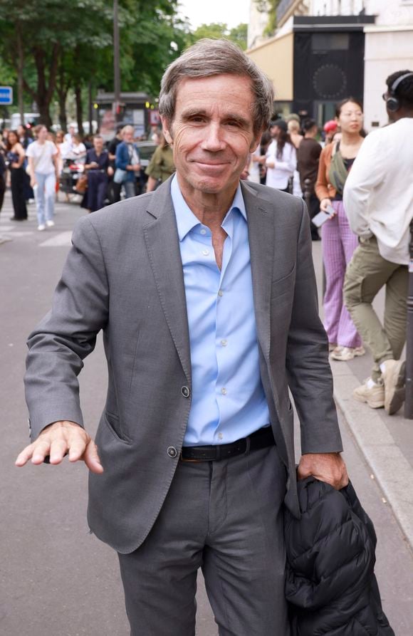 Mais pour atteindre ce statut, il a dû surmonter un complexe physique :

David Pujadas se promène lors de la Fashion Week de Paris (PFW), le 4 juillet 2023. © Christophe Aubert via Bestimage