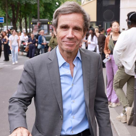 Mais pour atteindre ce statut, il a dû surmonter un complexe physique :

David Pujadas se promène lors de la Fashion Week de Paris (PFW), le 4 juillet 2023. © Christophe Aubert via Bestimage