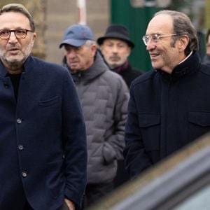Exclusif - Arthur (Jacques Essebag) et Xavier Niel - Obsèques de Claude Berda au cimetière de Bagneux, le 22 décembre 2025. Co-fondateur de la société de productions télévisuelles, AB Productions, en 1977 avec J.C.Azoulay, Claude Berda est décédé le 19 décembre 2025 à l'âge de 78 ans.