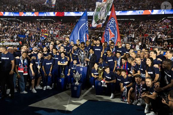 Nasser al-Khelaïfi (président du PSG), Luis Enrique, Luis Campos, Khvicha Kvaratkshelia,Gonçalo Ramos, Ousmane Dembélé, Marco Asensio, Kang-In Lee, Randal Kolo Muani, Senny Mayulu, Bradley Barcola, Ibrahim Mbaye, Gianluigi Donnarumma, Matvey Safonov, Lucas Lavallée, Arnau Tenas, Axel Tape, Noham Kamara, Achraf Hakimi, Presnel Kimpembe, Marquinhos, Lucas Hernandez, Nuno Mendes, Nordi Mukiele, Lucas Beraldo, Milan Skriniar, Yoram Zague, Joane Gadou, Naoufel El Hannach, Willian Pacho, Manuel Ugarte, Fabian Ruiz, Désiré Doué, Danilo Pereira, Vitinha, Gabriel Moscardo, Cher Ndour, Carlos Soler, Warren Zaïre-Emery, João Neves - Les joueurs du PSG célèbrent leur titre de Champion d'Europe au Parc Des Princes à Paris, le 1er juin 2025.
© Cyril Moreau/Bestimage