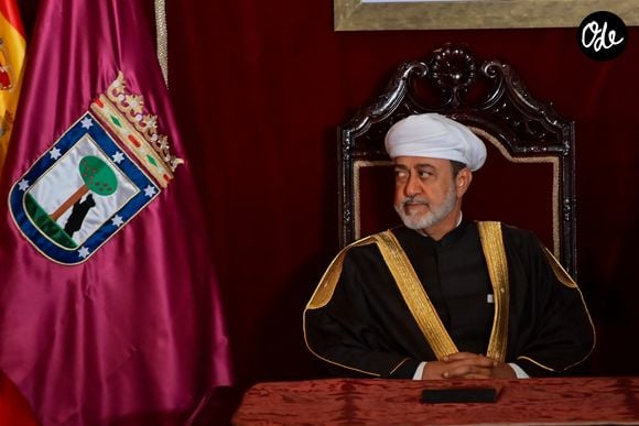 4 novembre 2025, Madrid (Espagne) : La vice-maire de Madrid, Inma Sanz, remet la Clé d'or de la ville de Madrid à Sa Majesté le sultan Haitham ben Tariq d'Oman lors de sa visite d'État en Espagne. La cérémonie s'est déroulée au Palacio de Cibeles, siège de la mairie de Madrid. (Crédit image : © Richard Zubelzu/ZUMA Press Wire / Bestimage)