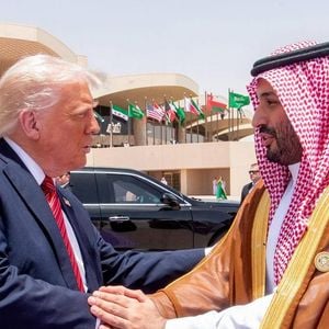 Le président américain Donald Trump accueilli par Mohammed ben Salmane, Premier ministre d'Arabie Saoudite, à Riyad, le 14 mai 2025. 
© Imago / PsnewZ / Bestimage
