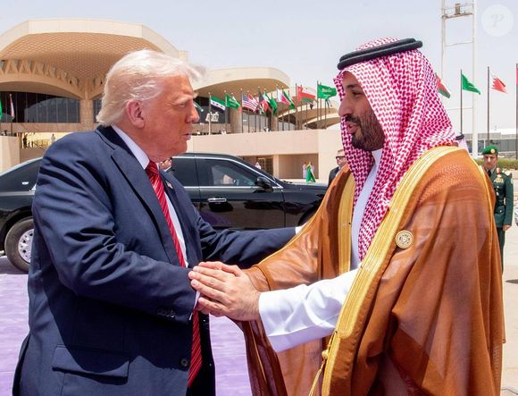 Le président américain Donald Trump accueilli par Mohammed ben Salmane, Premier ministre d'Arabie Saoudite, à Riyad, le 14 mai 2025. 
© Imago / PsnewZ / Bestimage
