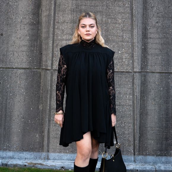 Pour l'occasion, Louane a sorti le grand jeu. La jeune femme a opté pour une très jolie robe noire avec des manches en dentelle. 

La chanteuse Louane (Louane Emera) au photocall du défilé Rabanne Mode Collection Prêt-à-Porter Automne/Hiver 2025-2026 lors de la Fashion Week de Paris (PFW) au siège de l'Unesco, à Paris, France, le 6 mars 2025. © Backgrid USA/Bestimage