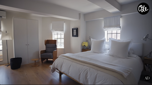 Elle a rénové ce nouveau lieu avec son beau-frère Oliver Freundlich.

Julianne Moore a ouvert les portes de son appartement à New-York. Capture d'écran Youtube
