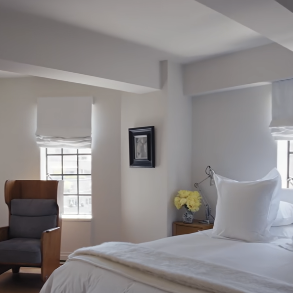 Elle a rénové ce nouveau lieu avec son beau-frère Oliver Freundlich.

Julianne Moore a ouvert les portes de son appartement à New-York. Capture d'écran Youtube