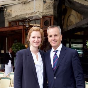 Bernard de La Villardière et sa fille Caroline - Déjeuner "Pères et Filles" au restaurant "Les deux Magots" à Paris. Le 16 juin 2015. JULIO PIATTI / BESTIMAGE