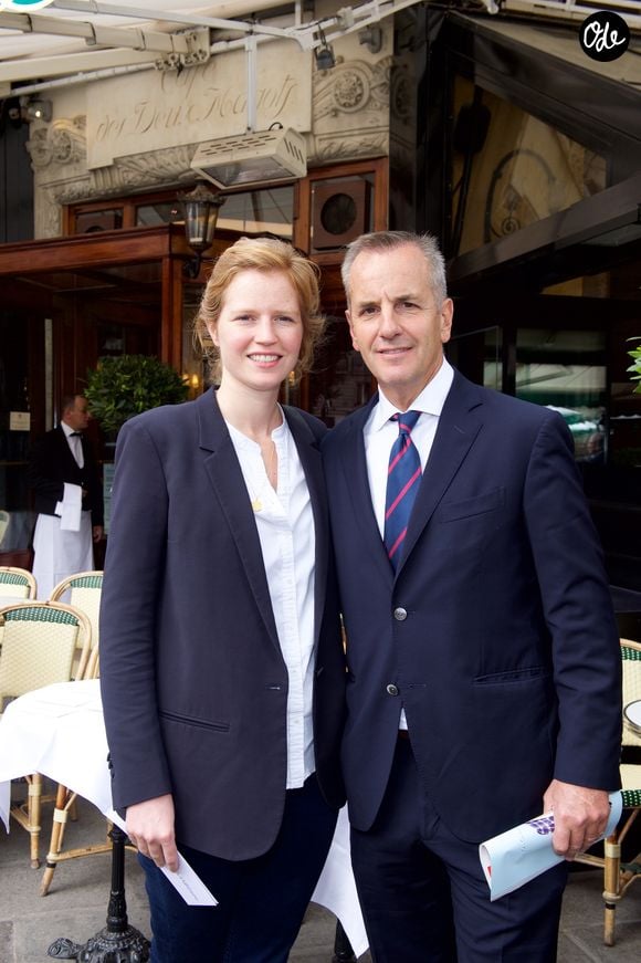 Bernard de La Villardière et sa fille Caroline - Déjeuner "Pères et Filles" au restaurant "Les deux Magots" à Paris. Le 16 juin 2015. JULIO PIATTI / BESTIMAGE