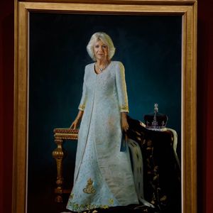 Camilla, en revanche, convainc par un port altier et un style classique.

Les tableaux représentant le roi Charles III et la reine Camilla, commandés pour marquer leur couronnement en 2023, exposés provisoirement à la National Gallery à Londres, le 9 mai 2025 @Backgrid UK/ Bestimage