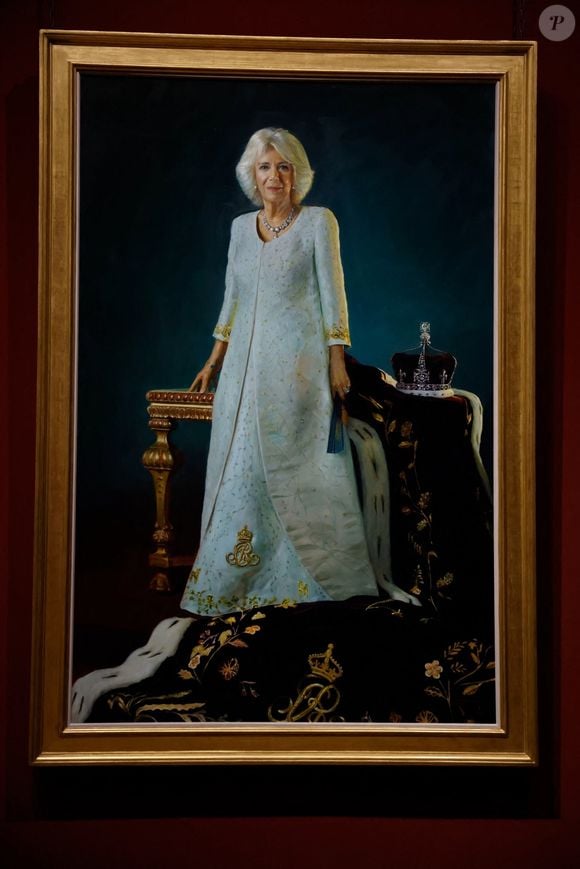 Camilla, en revanche, convainc par un port altier et un style classique.

Les tableaux représentant le roi Charles III et la reine Camilla, commandés pour marquer leur couronnement en 2023, exposés provisoirement à la National Gallery à Londres, le 9 mai 2025 @Backgrid UK/ Bestimage