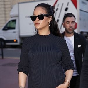 Rihanna brave la frénésie médiatique, à Cannes, en marge du festival du film, à l'occasion d'une séance de shopping en solo, et entre dans une boutique Messika, le 21 mai 2025. Backgrid USA / Bestimage