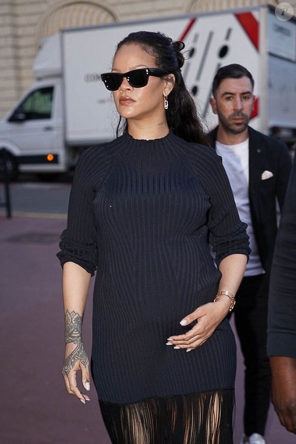 Rihanna brave la frénésie médiatique, à Cannes, en marge du festival du film, à l'occasion d'une séance de shopping en solo, et entre dans une boutique Messika, le 21 mai 2025. Backgrid USA / Bestimage