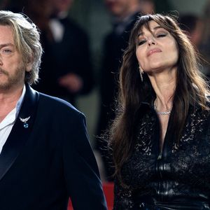Benoît Magimel et Monica Bellucci lors de la Descente des marches du film " Histoires de la nuit " lors du 79ème Festival International du Film de Cannes, le 22 mai 2026. © Olivier Borde / Bestimage