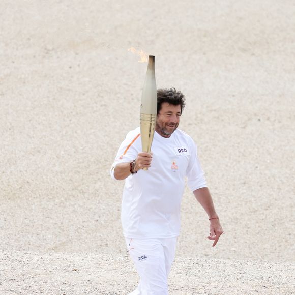 Le chanteur et acteur Patrick Bruel porteur de la flamme olympique des Jeux Olympiques de Paris 2024 (JO) au château de Versailles dans les Yvelines, France, le 23 juillet 2024. © Dominique Jacovides/Bestimage