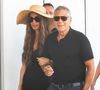 Clooney explique qu’il ne peut pas être incognito mais accepte cette visibilité.

George Clooney et sa femme Amal arrivent à l'aéroport après une apparition remarquée au 82ème Festival du Film International de Venise (Mostra), Italie, le 29 août 2025. © Bestimage