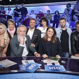 "Touche pas à mon poste", c'est fini.

Exclusif - Polska, Isabelle Morini-Bosc, Jean-Michel Maire, Bernard Montiel, Geraldine Maillet, Valérie Benaim, Raymond Aabou, Benjamin Castaldi, sur le plateau de l’émission « TPMP » présentée par C.Hanouna et diffusée en direct sur C8, Paris, France. © Jack Tribeca / Bestimage