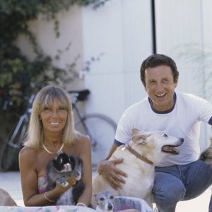 Archives - En France, dans les Alpilles, chez lui, Michel Drucker et Dany Saval, posant ensemble avec leurs chiens et leur lapin. © Michel Marizy via Bestimage
