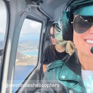 Via sa story Instagram, l'intéressée accompagnée de sa fille Joy a d'ailleurs immortalisée leur arrivée sur l'île qu'elle affectionne tout particulièrement.

Laeticia Hallyday immortalise son arrivée sur l'île de Saint-Barthélémy sur Instagram. (Capture d'écran).