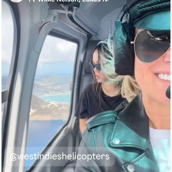 Via sa story Instagram, l'intéressée accompagnée de sa fille Joy a d'ailleurs immortalisée leur arrivée sur l'île qu'elle affectionne tout particulièrement.

Laeticia Hallyday immortalise son arrivée sur l'île de Saint-Barthélémy sur Instagram. (Capture d'écran).