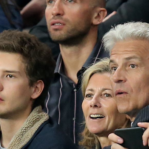 Exclusif - Claire Chazal avec son fils François Poivre d'Arvor et un ami le banquier Christophe de Backer assistent au quart finale de la Ligue des Champions de football au Parc des Princes entre le PSG et le FC Barcelone à Paris le 15 avril 2015.