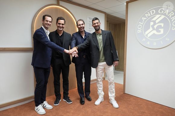 Andy Murray, Novak Djokovic et Roger Federer étaient présents pour cette cérémonie hommage

Andy Murray, Roger Federer, Rafael Nadal et Novak Djokovic - Hommage à Rafael Nadal lors des Internationaux de France de Tennis de Roland Garros 2025, sur le court Philippe-Chatrier au Complexe Roland-Garros à Paris, France, le 25 mai 2025. © Nicolas Gouhier/Pool FFT/Bestimage