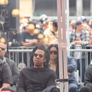 Jay-Z a rapidement réagi à ces accusations en publiant un long communiqué

Exclusif - Jay-Z et Sean Combs (Puff Daddy, Puffy, Diddy, P. Diddy) arrivent à la cérémonie de l'étoile de DJ Khaled sur le Walk of Fame à Los Angeles, le 11 avril 2022.