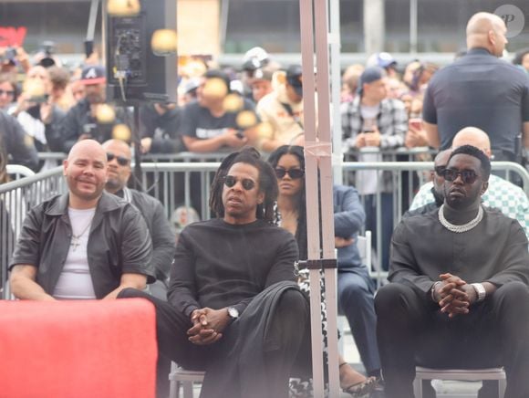 Jay-Z a rapidement réagi à ces accusations en publiant un long communiqué

Exclusif - Jay-Z et Sean Combs (Puff Daddy, Puffy, Diddy, P. Diddy) arrivent à la cérémonie de l'étoile de DJ Khaled sur le Walk of Fame à Los Angeles, le 11 avril 2022.