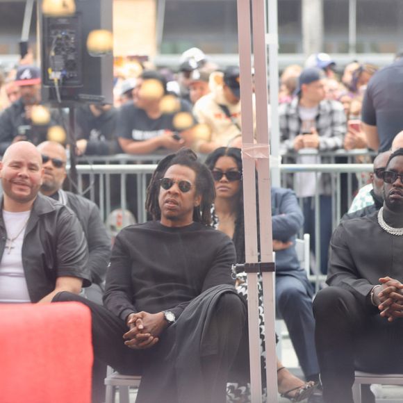 Jay-Z a rapidement réagi à ces accusations en publiant un long communiqué

Exclusif - Jay-Z et Sean Combs (Puff Daddy, Puffy, Diddy, P. Diddy) arrivent à la cérémonie de l'étoile de DJ Khaled sur le Walk of Fame à Los Angeles, le 11 avril 2022.