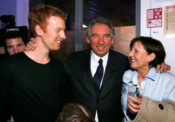 Président du Parti du Centre (MoDem) et candidat à la mairie de Pau, François Bayrou célèbre avec sa femme Elisabeth et leur fils André après avoir remporté le vote à l'issue du second tour des élections municipales françaises, à Pau, dans le sud-ouest de la France, le 30 mars 2014. Photo by Patrick Bernard/ABACAPRESS.COM