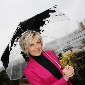 Evelyne Dheliat lors de la Journée météorologique mondiale, a Paris, France, le 23 mars 2018. Les présentateurs meteo ont lancé une campagne de sensibilisation citoyenne sur les reseaux sociaux FIMC2018 et ont rendu vous au grand public au Forum International de la Meteo et du Climat du 2 au 5 juin prochain sur le Parvis de l'Hôtel de Ville a Paris. Photo Xavier Derussit/ABACAPRESS.COM