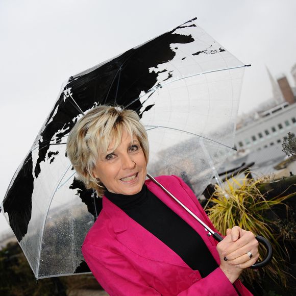Evelyne Dheliat lors de la Journée météorologique mondiale, a Paris, France, le 23 mars 2018. Les présentateurs meteo ont lancé une campagne de sensibilisation citoyenne sur les reseaux sociaux FIMC2018 et ont rendu vous au grand public au Forum International de la Meteo et du Climat du 2 au 5 juin prochain sur le Parvis de l'Hôtel de Ville a Paris. Photo Xavier Derussit/ABACAPRESS.COM