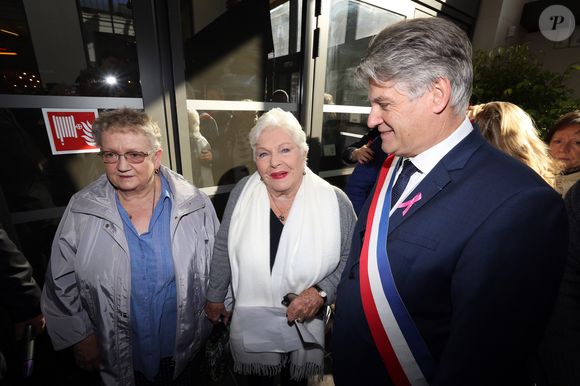 Line Renaud, Daniele Hamidou Ducatel, la mère de Dany Boon et Gérard Haesebroeck, maire d'Armentières lors de l'inauguration de la galerie du cinéma "Les Lumières" à Armentières le 15 octobre 2016

Agence / Bestimage