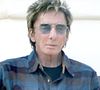 Il s'agit d'un cancer des poumons découvert à temps, comme il l'a précisé sur les réseaux : "C’est un coup de chance (et un excellent médecin) qui a permis qu’elle soit détectée aussi tôt".

Exclusif - Barry Manilow vapote devant sa villa de Palm Springs, le 3 décembre 2024.

Photo : Coleman-Rayner / Bestimage