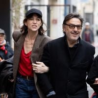 Cérémonie pour Jane Birkin : Charlotte Gainsbourg chamboulée mais épaulée par Yvan Attal et leur dernière fille Jo