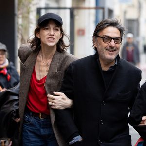 Charlotte Gainsbourg n'était pas seule pour l'hommage à sa mère

Charlotte Gainsbourg , Yvan Attal et leur fille Jo Attal - Inauguration de la passerelle Jane Birkin devant les 41-43 quai de Valmy à Paris. © Cyril Moreau / Bestimage