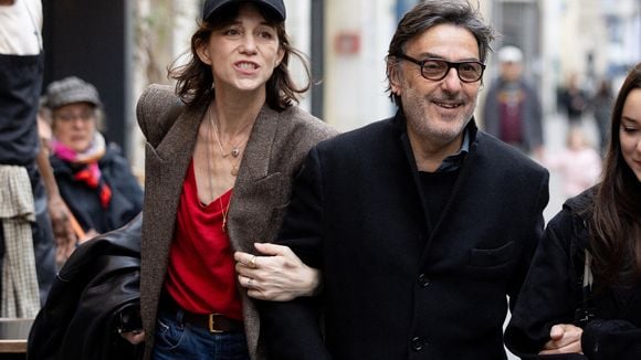 Cérémonie pour Jane Birkin : Charlotte Gainsbourg chamboulée mais épaulée par Yvan Attal et leur dernière fille Jo