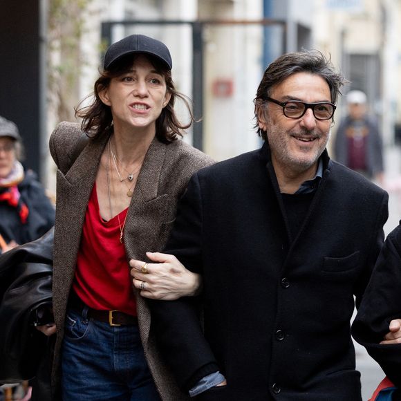 Charlotte Gainsbourg n'était pas seule pour l'hommage à sa mère

Charlotte Gainsbourg , Yvan Attal et leur fille Jo Attal - Inauguration de la passerelle Jane Birkin devant les 41-43 quai de Valmy à Paris. © Cyril Moreau / Bestimage