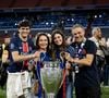 Aux côtés de son épouse Elena Cullell et de leurs enfants Pacho et Sira, Luis Enrique a posé devant le trophée

Luis Enrique célèbre avec sa femme Elena Cullell et ses enfants - Le PSG remporte la Ligue Des Champions 2025, pour la première fois de son histoire, face à l'Inter Milan (5-0) à l'Allianz Arena de Munich, le 31 mai 2025.
© Cyril Moreau/Bestimage