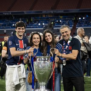 Aux côtés de son épouse Elena Cullell et de leurs enfants Pacho et Sira, Luis Enrique a posé devant le trophée

Luis Enrique célèbre avec sa femme Elena Cullell et ses enfants - Le PSG remporte la Ligue Des Champions 2025, pour la première fois de son histoire, face à l'Inter Milan (5-0) à l'Allianz Arena de Munich, le 31 mai 2025.
© Cyril Moreau/Bestimage