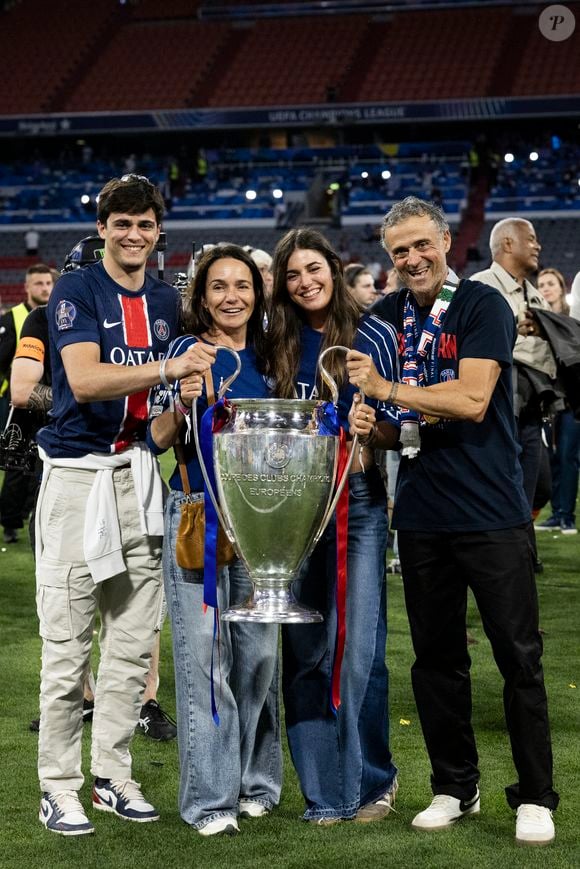 Aux côtés de son épouse Elena Cullell et de leurs enfants Pacho et Sira, Luis Enrique a posé devant le trophée

Luis Enrique célèbre avec sa femme Elena Cullell et ses enfants - Le PSG remporte la Ligue Des Champions 2025, pour la première fois de son histoire, face à l'Inter Milan (5-0) à l'Allianz Arena de Munich, le 31 mai 2025.
© Cyril Moreau/Bestimage