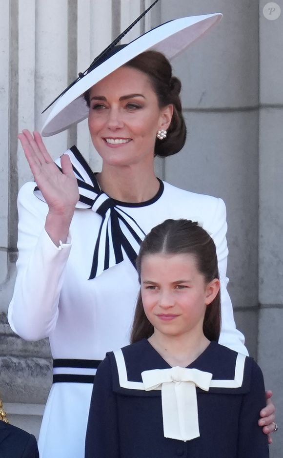 “Il m’a dit que sa fille courait actuellement le 400 m et la course de haies et qu’elle m’avait vue à Paris" a-t-elle déclaré comme le rapporte "Hello"
Catherine Kate Middleton, princesse de Galles, la princesse Charlotte - Les membres de la famille royale britannique au balcon du Palais de Buckingham lors de la parade militaire "Trooping the Colour" à Londres le 15 juin 2024

© Julien Burton / Bestimage