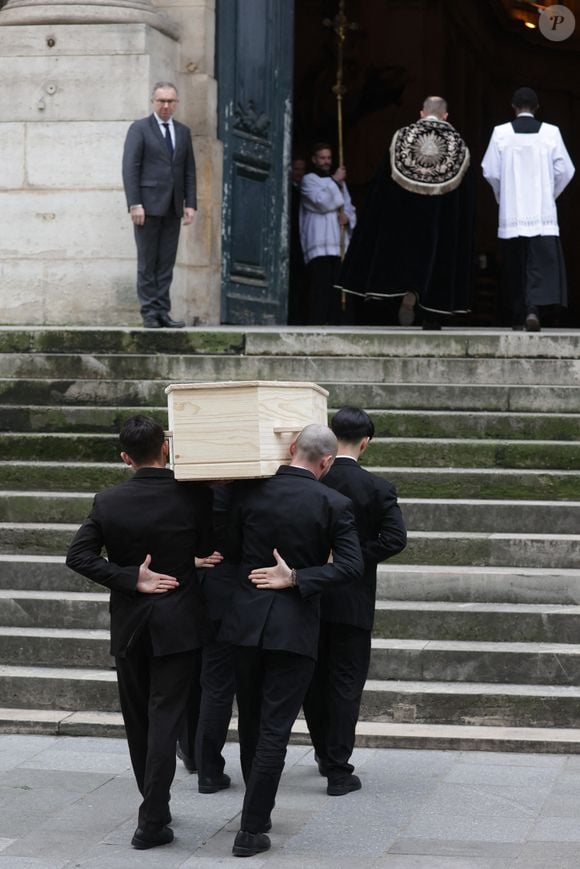 Le cercueil arrivant à la cérémonie d'obsèques de Catherine Laborde à l'église Saint-Roch à Paris, France, le 6 février 2025. L'emblématique présentatrice météo de TF1 est décédée le 28 janvier 2025 à l'âge de 73 ans, des suites d'une démence à corps de Lewy, une maladie neurodégénérative dont Catherine Laborde souffrait depuis 2014. Photo by Nasser Berzane/ABACAPRESS.COM