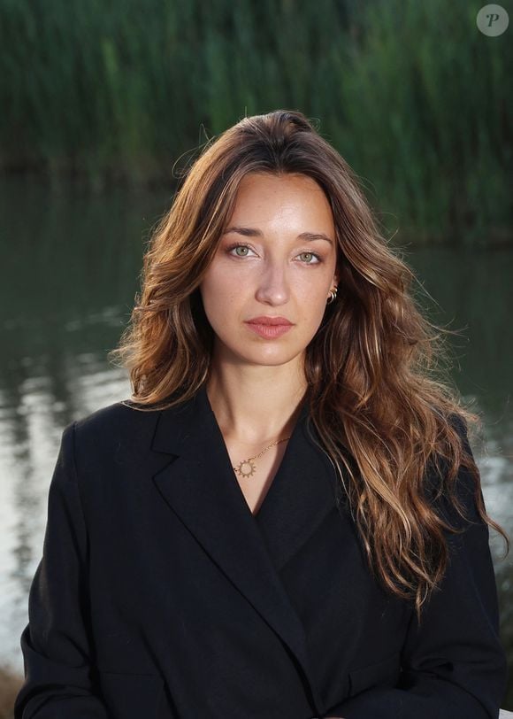 Exclusif - Rendez-vous avec l'actrice Zoï Séverin ("Ici tout commence") à la tour Carbonnière à Saint-Laurent-d'Aigouze, le 3 août 2024. 
© Denis Guignebourg / Bestimage