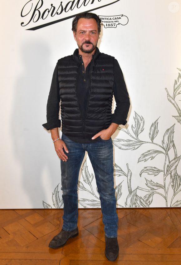 Il s'agit de l'écriture : il travaille à la fois sur un scénario consacré à la prison et sur une bande dessinée retraçant son histoire.

Jérôme Kerviel - Présentation du court métrage "Tornando A Casa" pour le lancement du nouveau Borsalino à l'ambassade d'Italie à Paris le 21 mars 2023. © Veeren/Bestimage